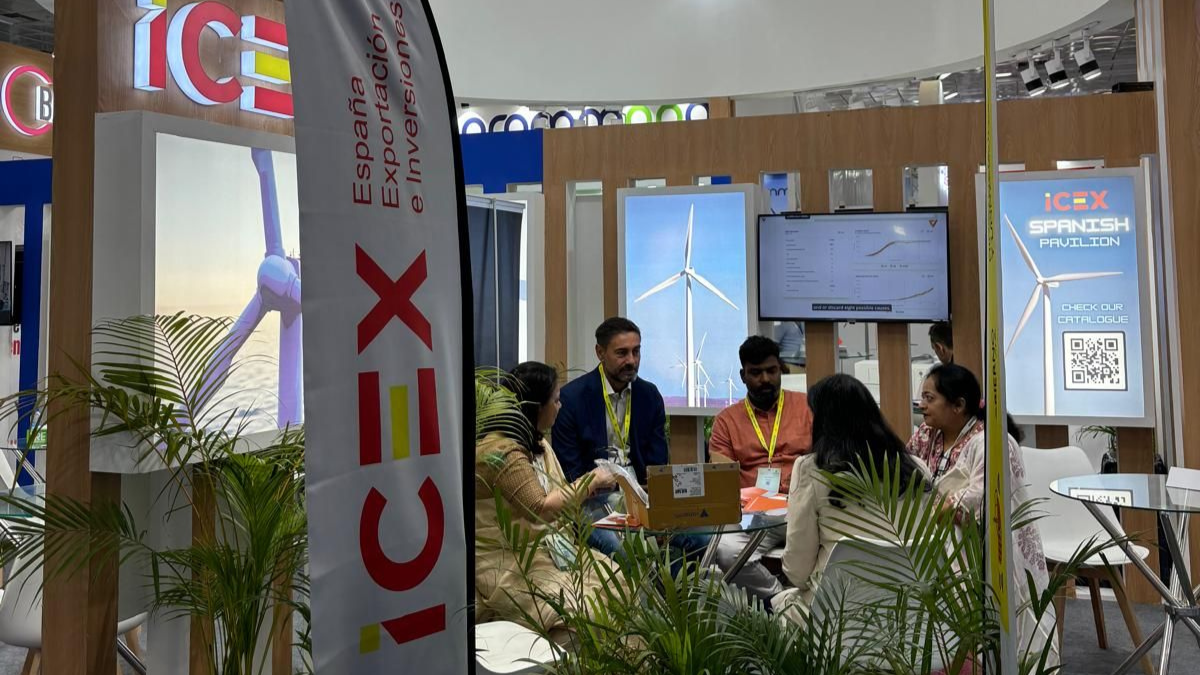 Nabla Wind Hub team at the ICEX Spanish Pavilion during their debut at Windergy Chennai 2024, holding meetings with wind industry professionals.