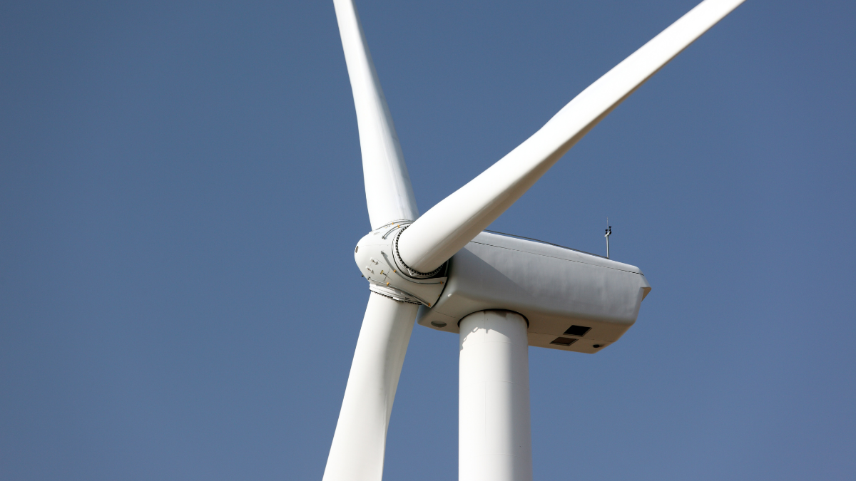 Detalle de la góndola y el rotor de un aerogenerador de 2,0 MW sobre cielo despejado.